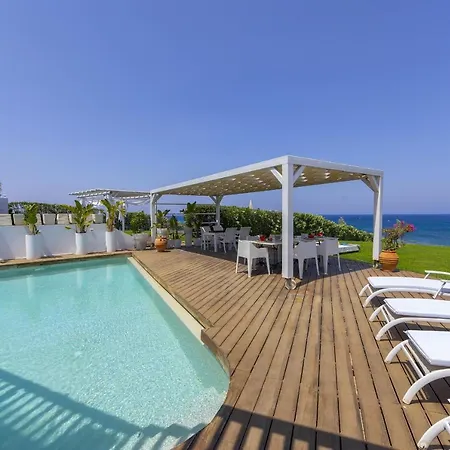 Beachfront Dream Villa *