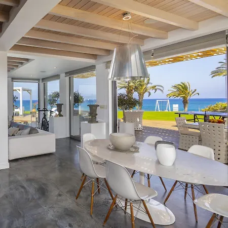 Beachfront Dream Villa *